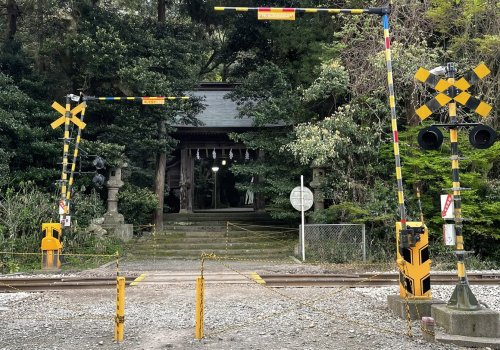 境内を汽車が横切る珍しい神社「日吉神社」