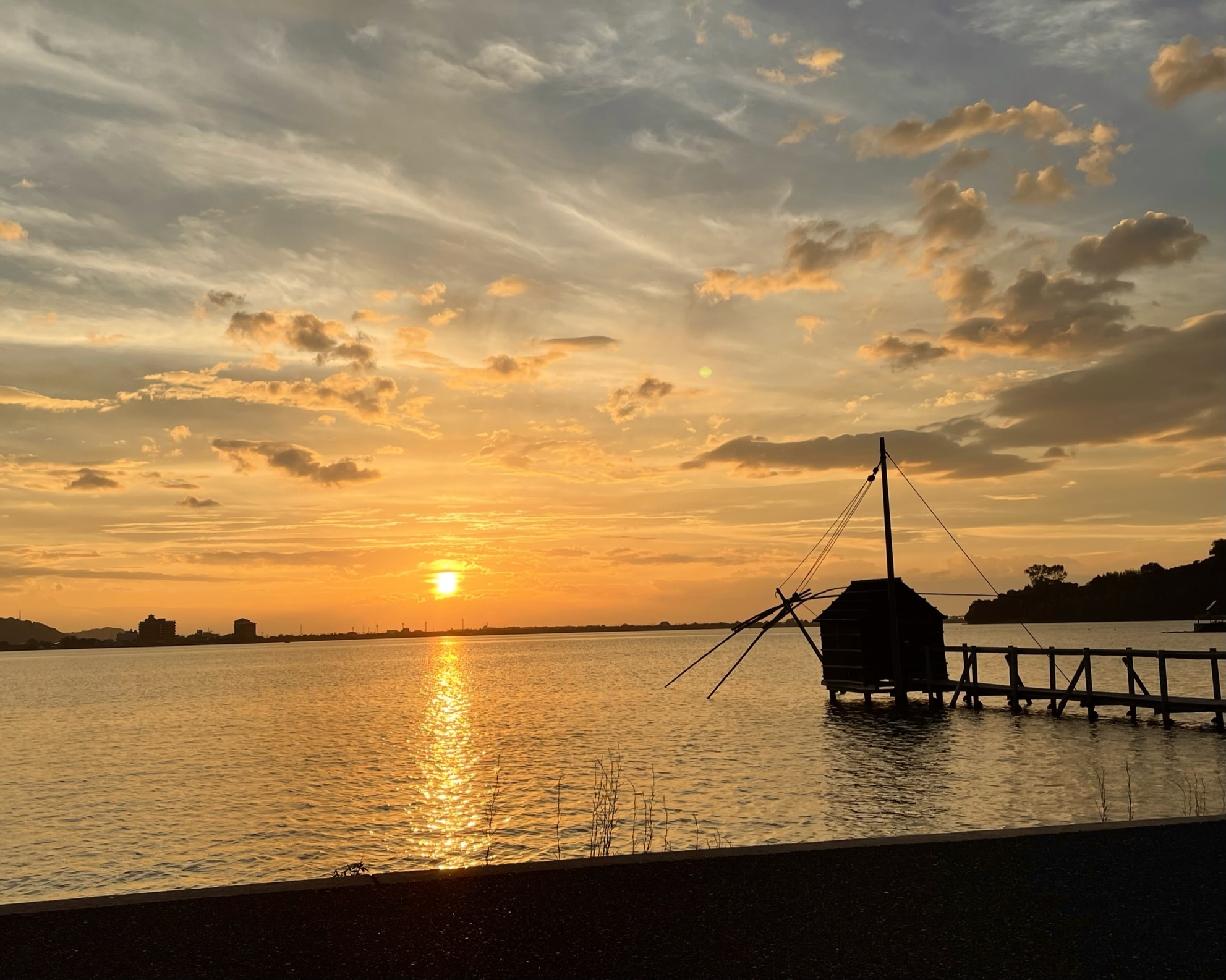 鳥取随一の絶景夕陽スポット！東郷池の「四ツ手網」｜レポート
