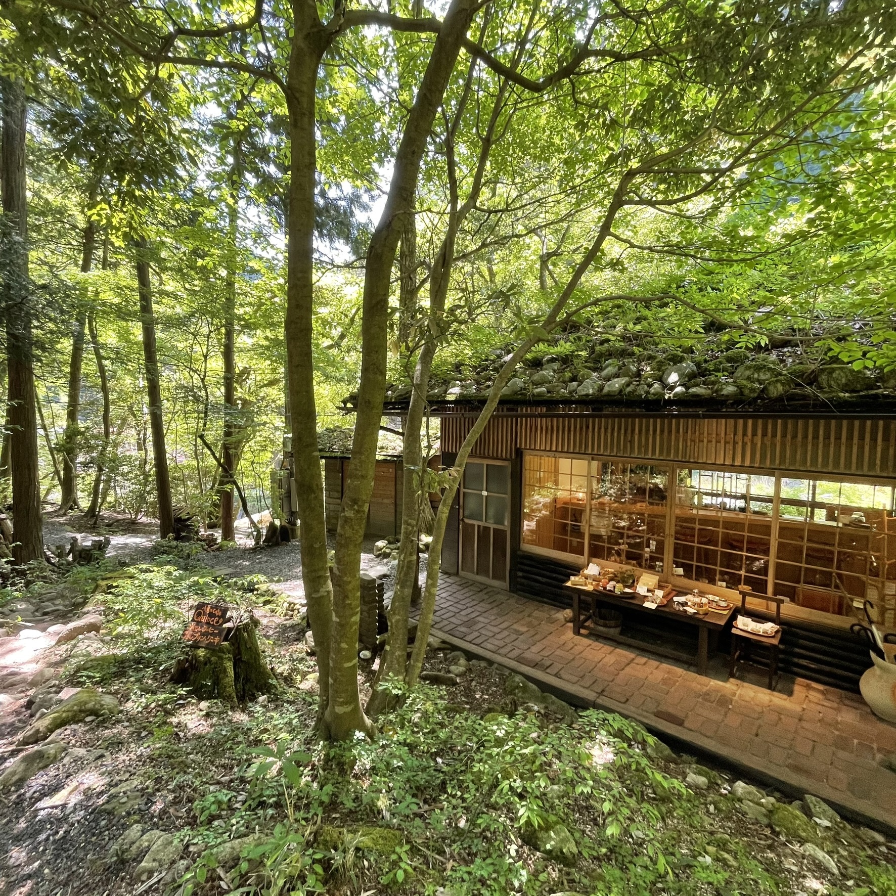 大自然に囲まれた渓谷カフェ「小鳥のcafe Quince」でのんびり休憩